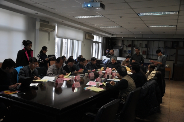 图1  学科群会议委员正在为学位申请人进行投票