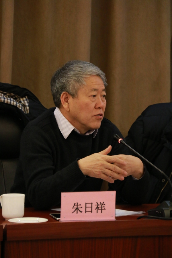 朱日祥院长介绍了2014年地学院作为试点单位之一，开展新课程体系规划和建设的过程