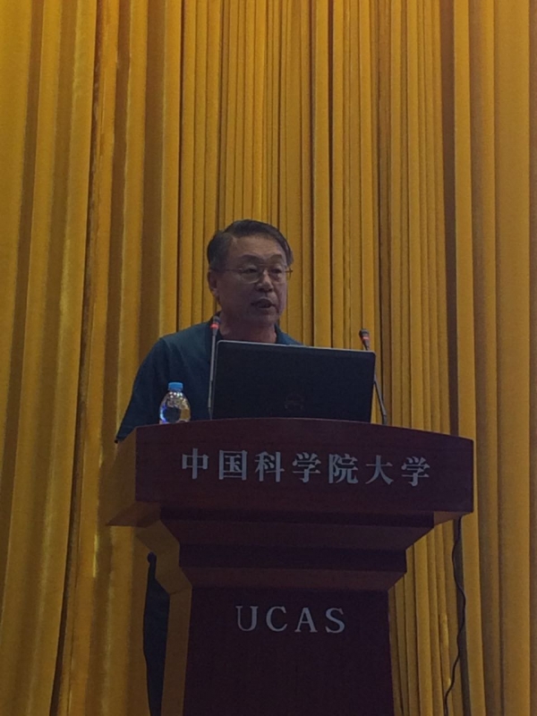 图2 地球科学学院副院长孙文科教授介绍地学院