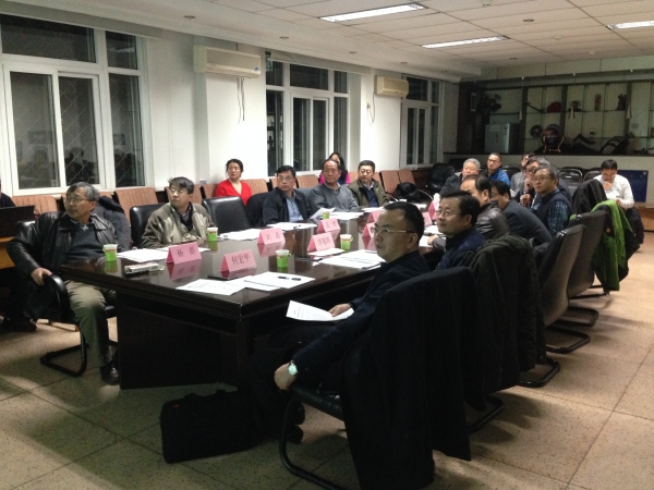 图1 学科群委员正在审核学位论文
